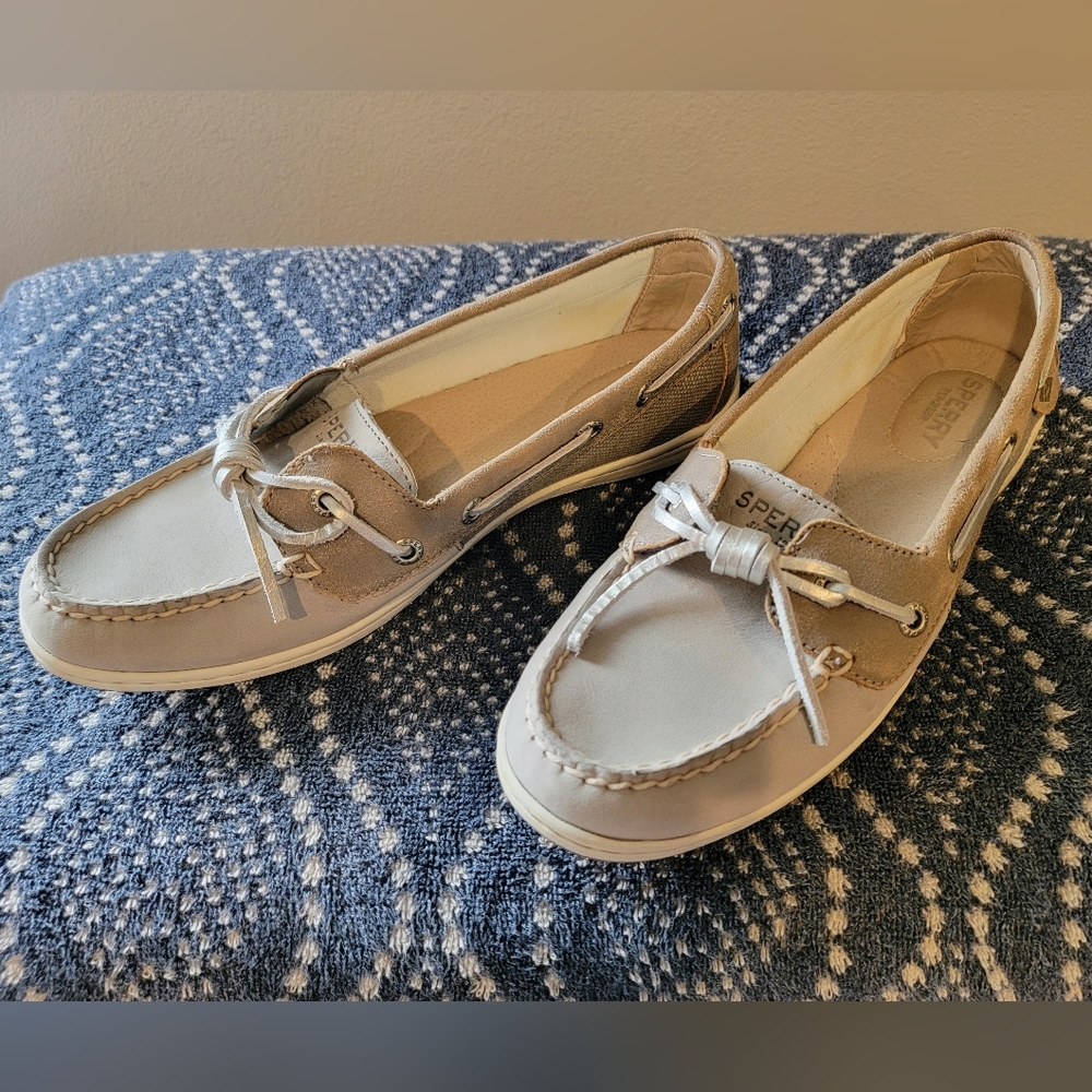 Sperry Silver Bow Boat Shoes. Size 8.5